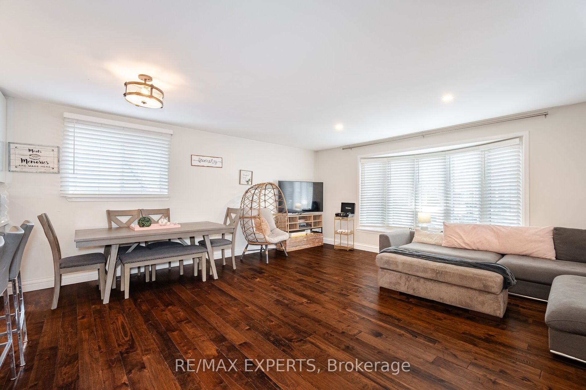92 Ambleside Dr