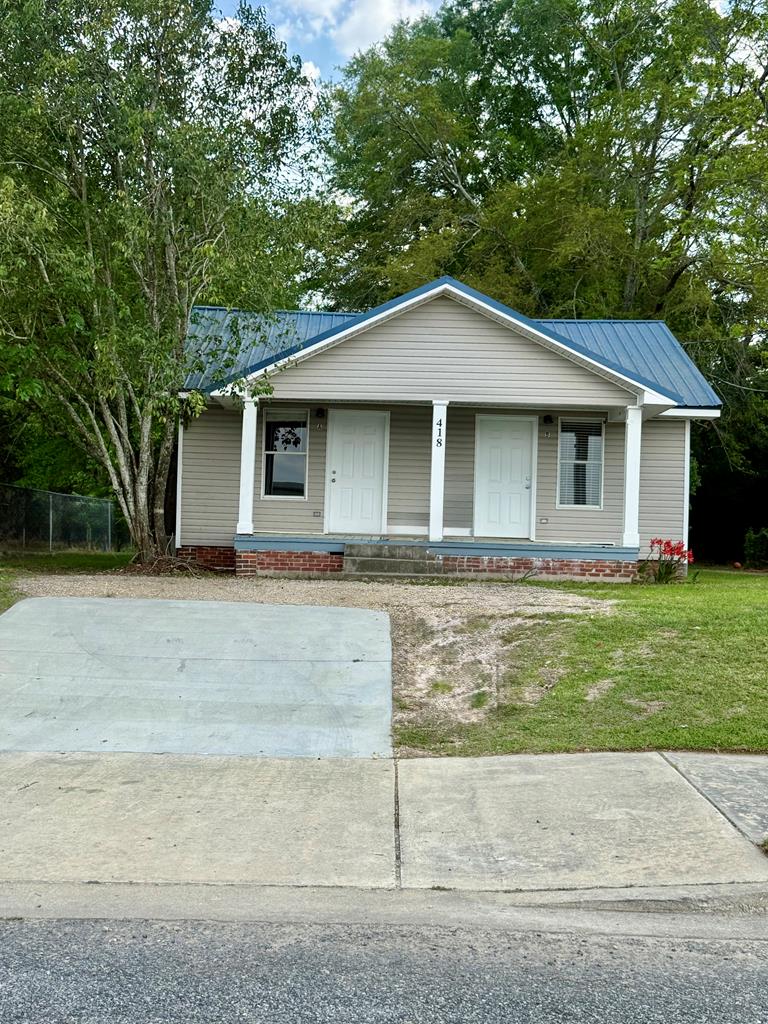 A recently renovated duplex, conveniently located in the heart of town, offers two separate one-bedroom, one-bathroom units. Both units feature LVP flooring and freshly painted interiors. This investment opportunity is highly sought after. Alternatively, you can purchase one side of the duplex for personal use and the other side for your rental, providing a multitude of possibilities. Appliances are included in the purchase price. Contact today to learn more about this exceptional investment opportunity.