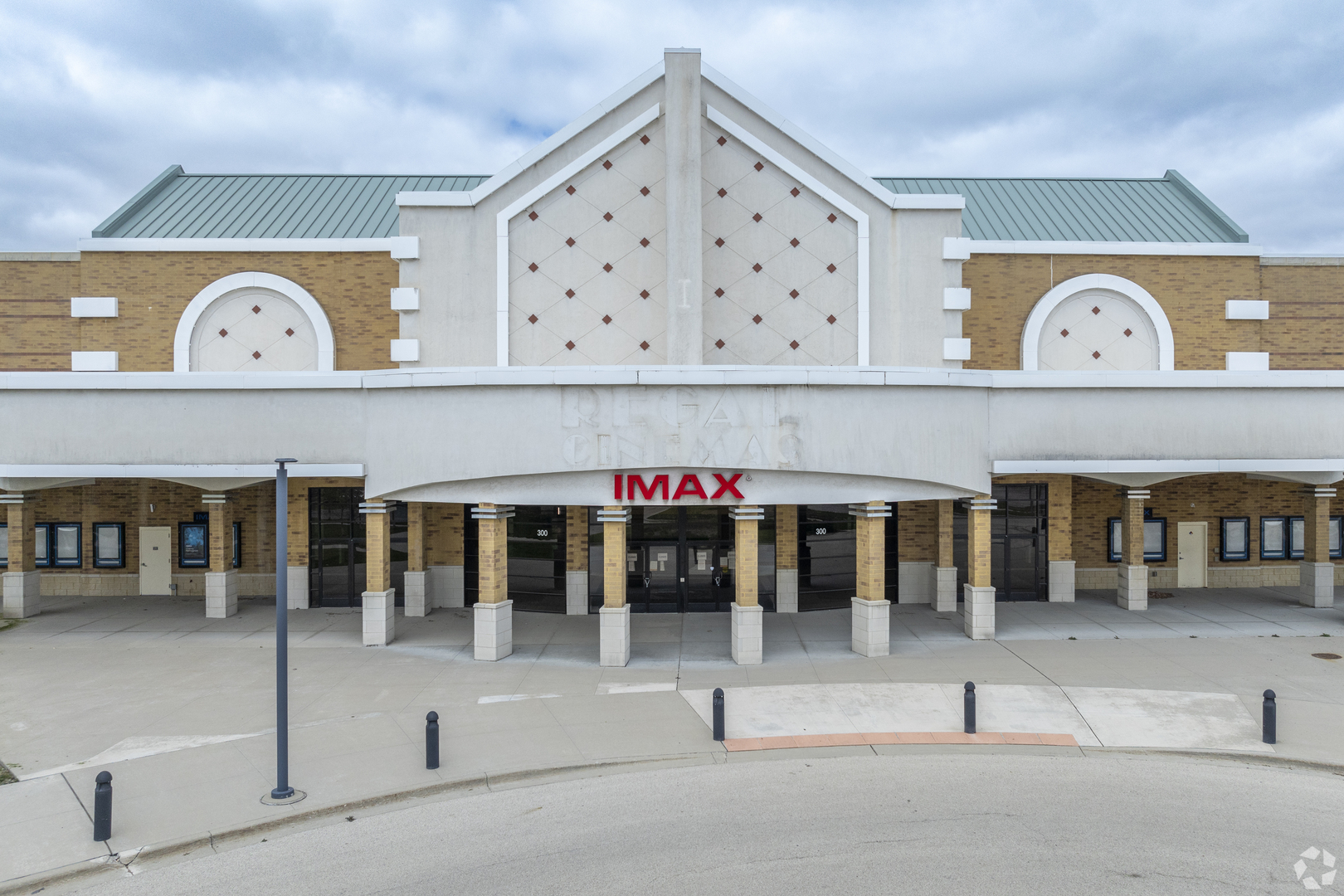 Located in the heart of Lincolnshire's thriving commercial corridor, 300 Parkway Drive presents a rare opportunity to purchase or lease a premier retail property anchored by Regal Lincolnshire Cinemas and IMAX. Encompassing approximately 75,372 square feet on an expansive 11.33-acre site, the property features 15 theater screens with approximately 1,500 seats and offers exceptional visibility, accessibility, and a strategic location within one of Chicago's most affluent North Shore submarkets. Originally constructed in 1998 and extensively renovated in 2017, the property is exceptionally well maintained. Supported by approximately 683 parking spaces, the site is designed to accommodate high customer volumes and a wide range of commercial, entertainment, or special-purpose uses.
