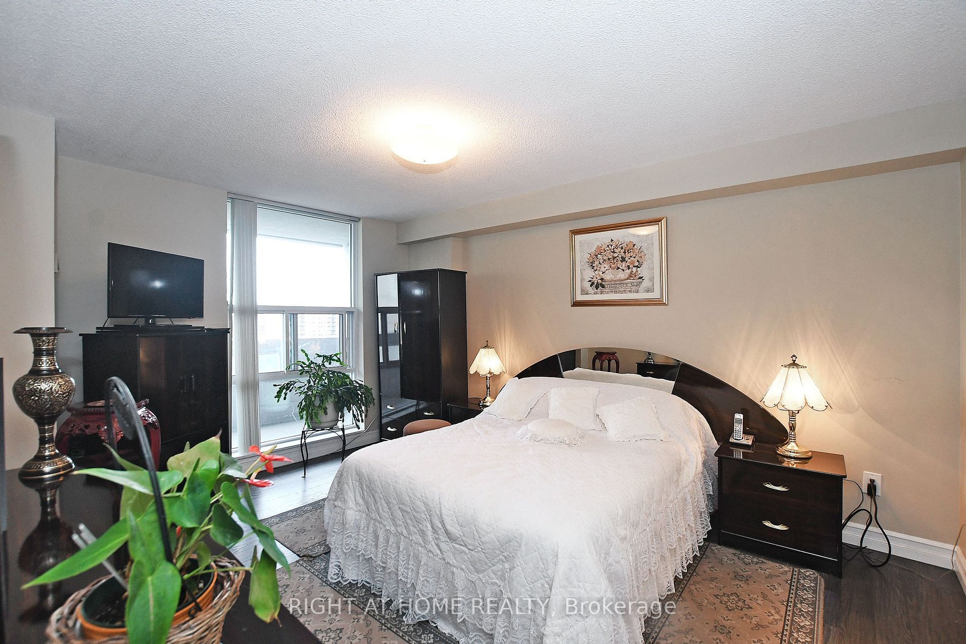 60 Inverlochy Blvd 806
