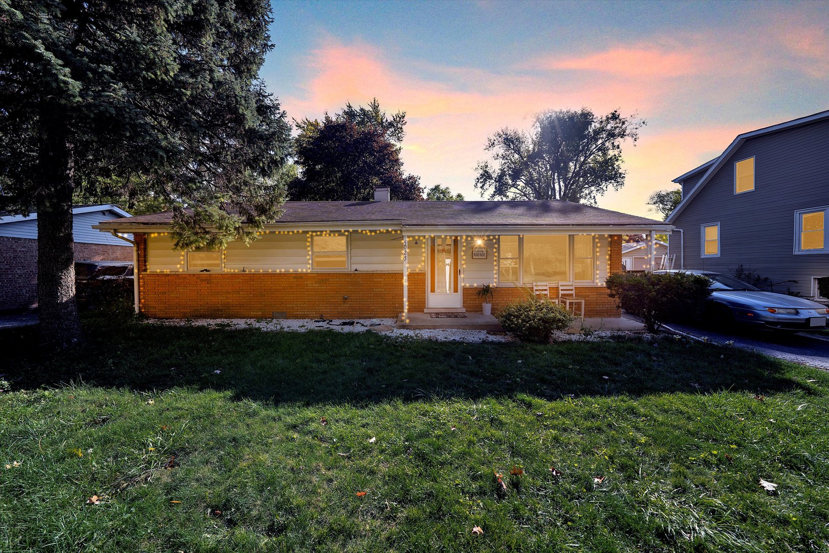 Stylish Burbank single-family! Bright living room, generous primary bedroom plus two additional beds, and an eat-in kitchen with abundant cabinet space. Two full baths and a dedicated laundry room for everyday ease. Enjoy an entertainer's backyard, side driveway, and 2-car garage. Close to shopping, dining, and recreation-comfort meets convenience!