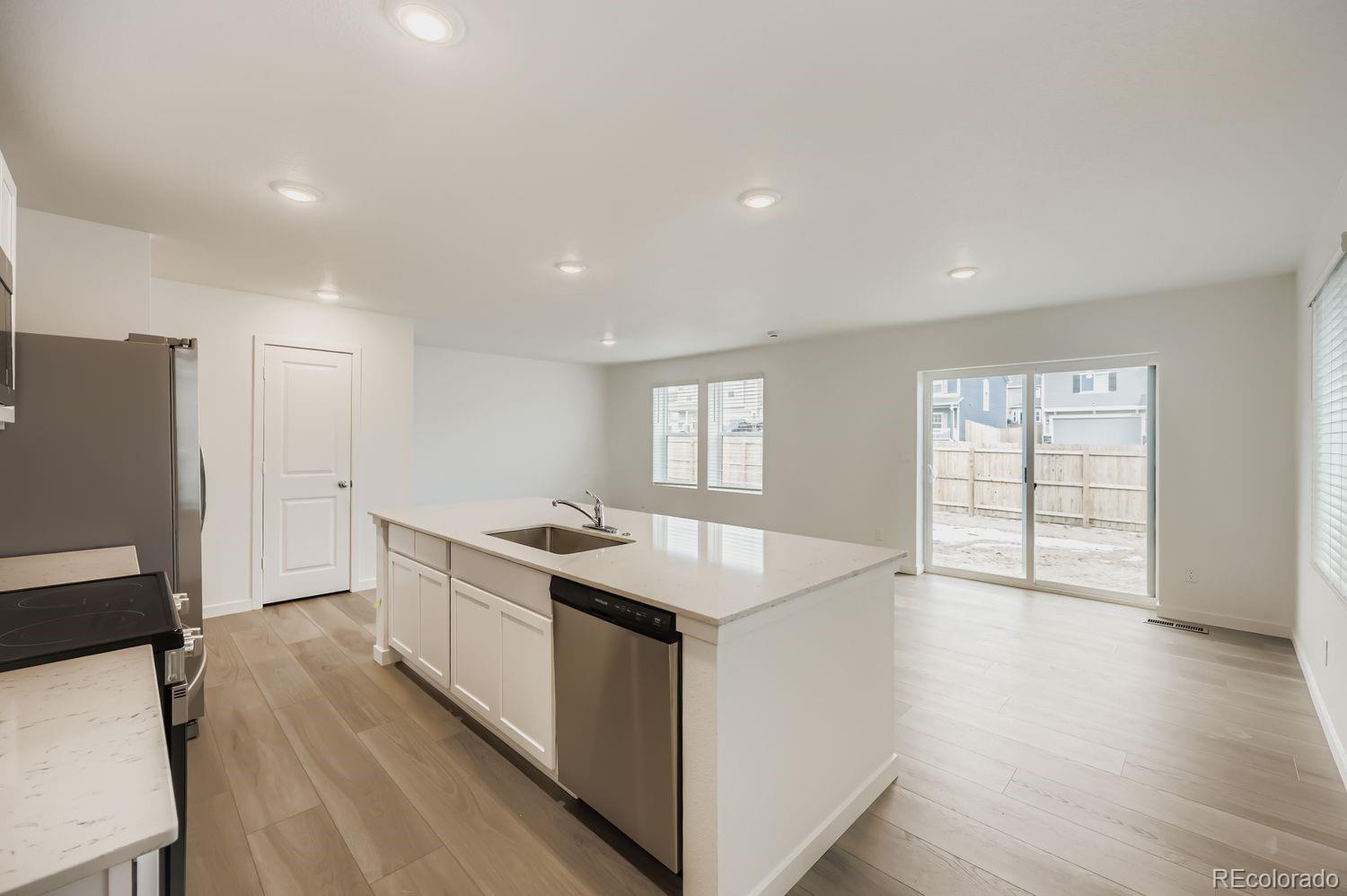 8970 Blue Feather Loop