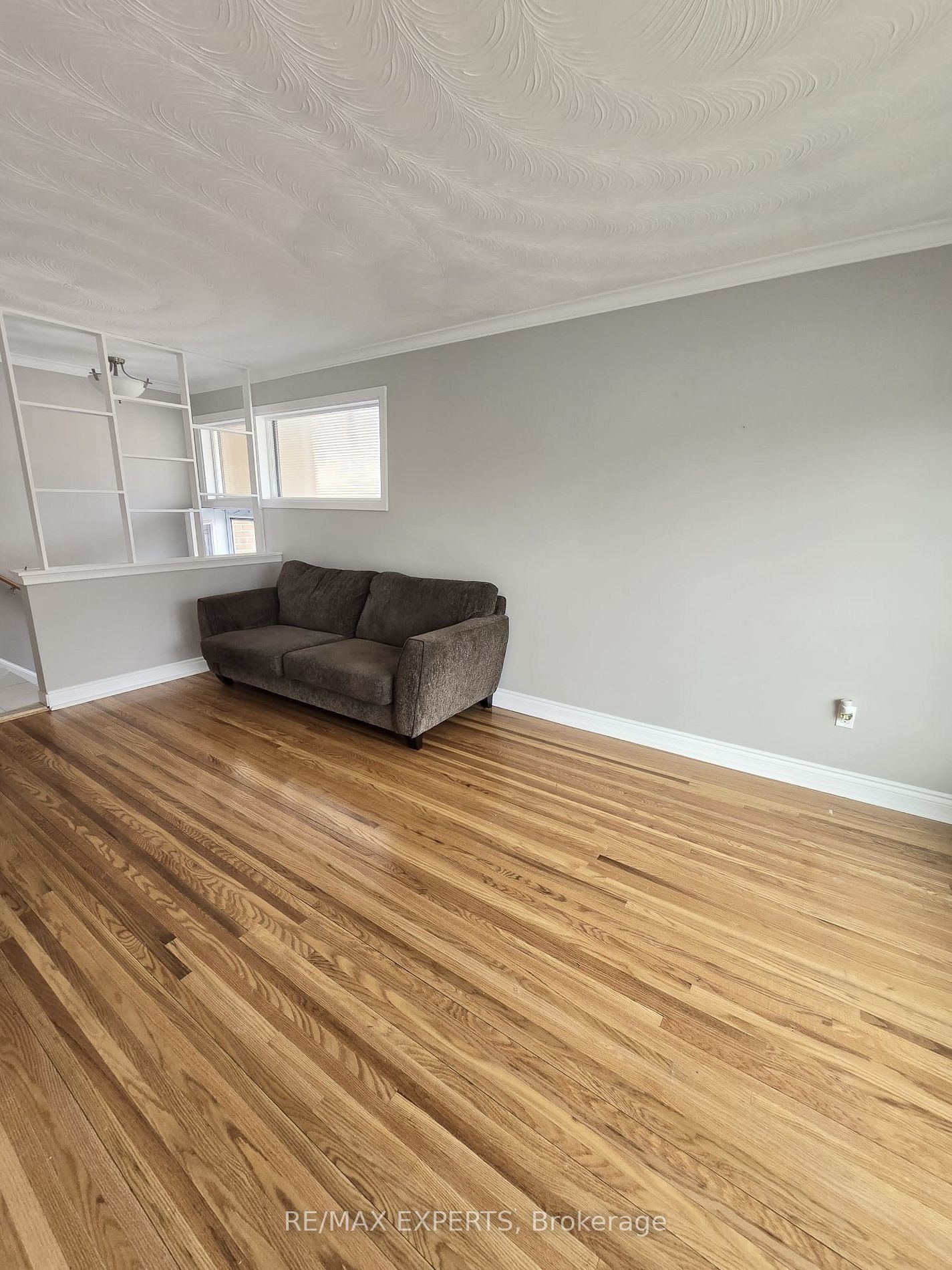 42 Mossbank Dr UPPER