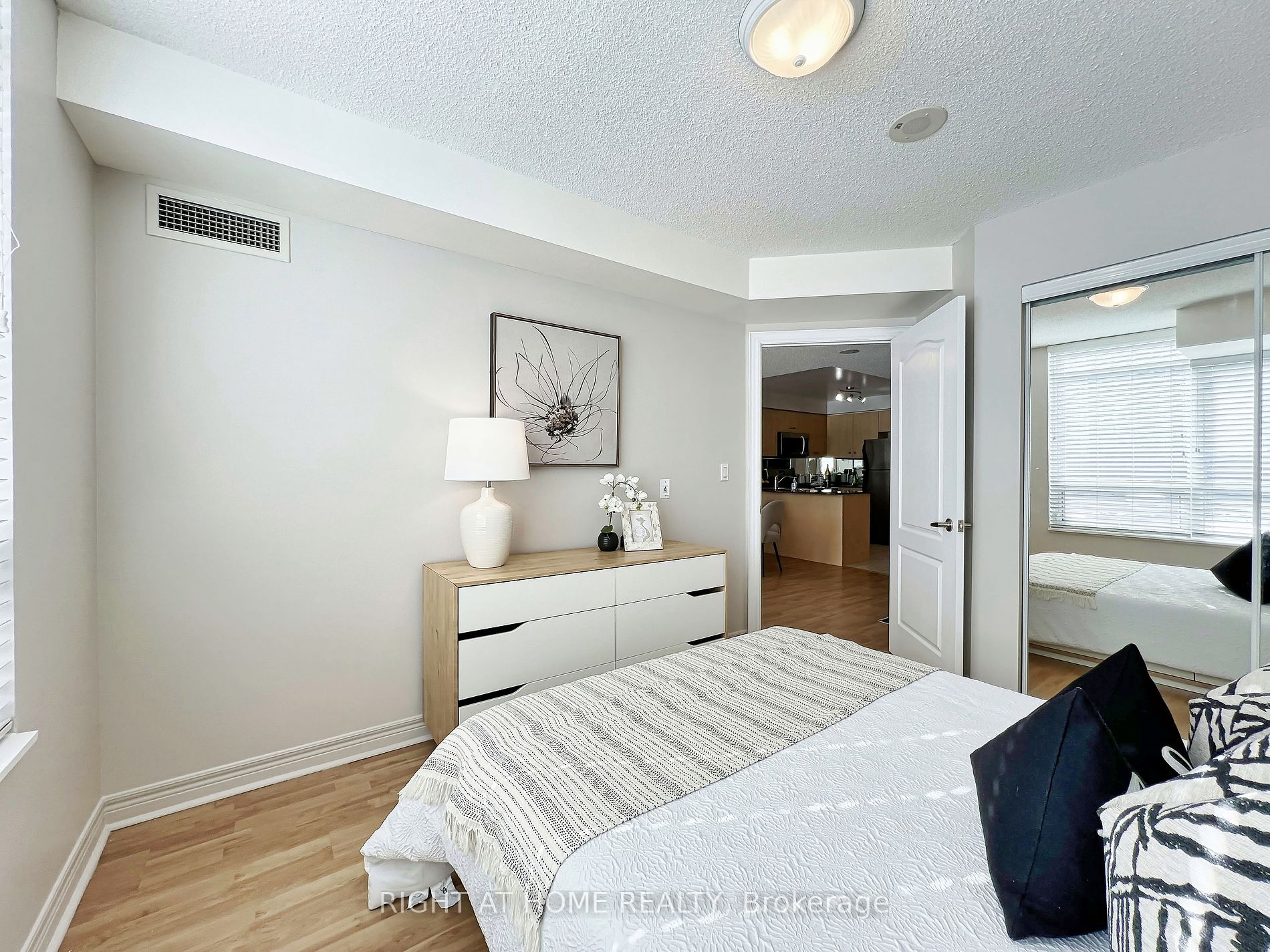 212 E Eglinton Ave 502