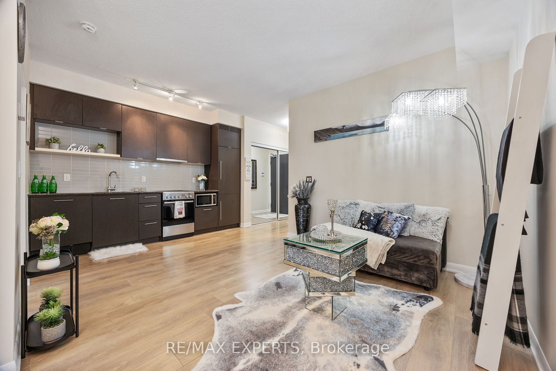 435 W Richmond St 802