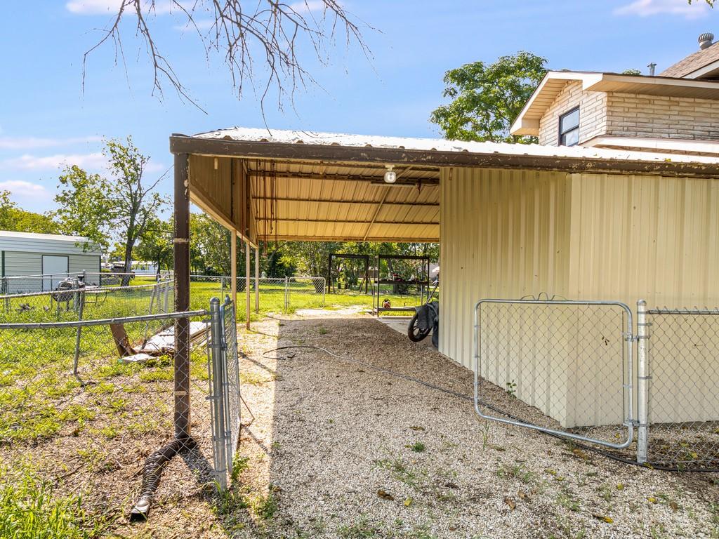 112 W Hackberry Street