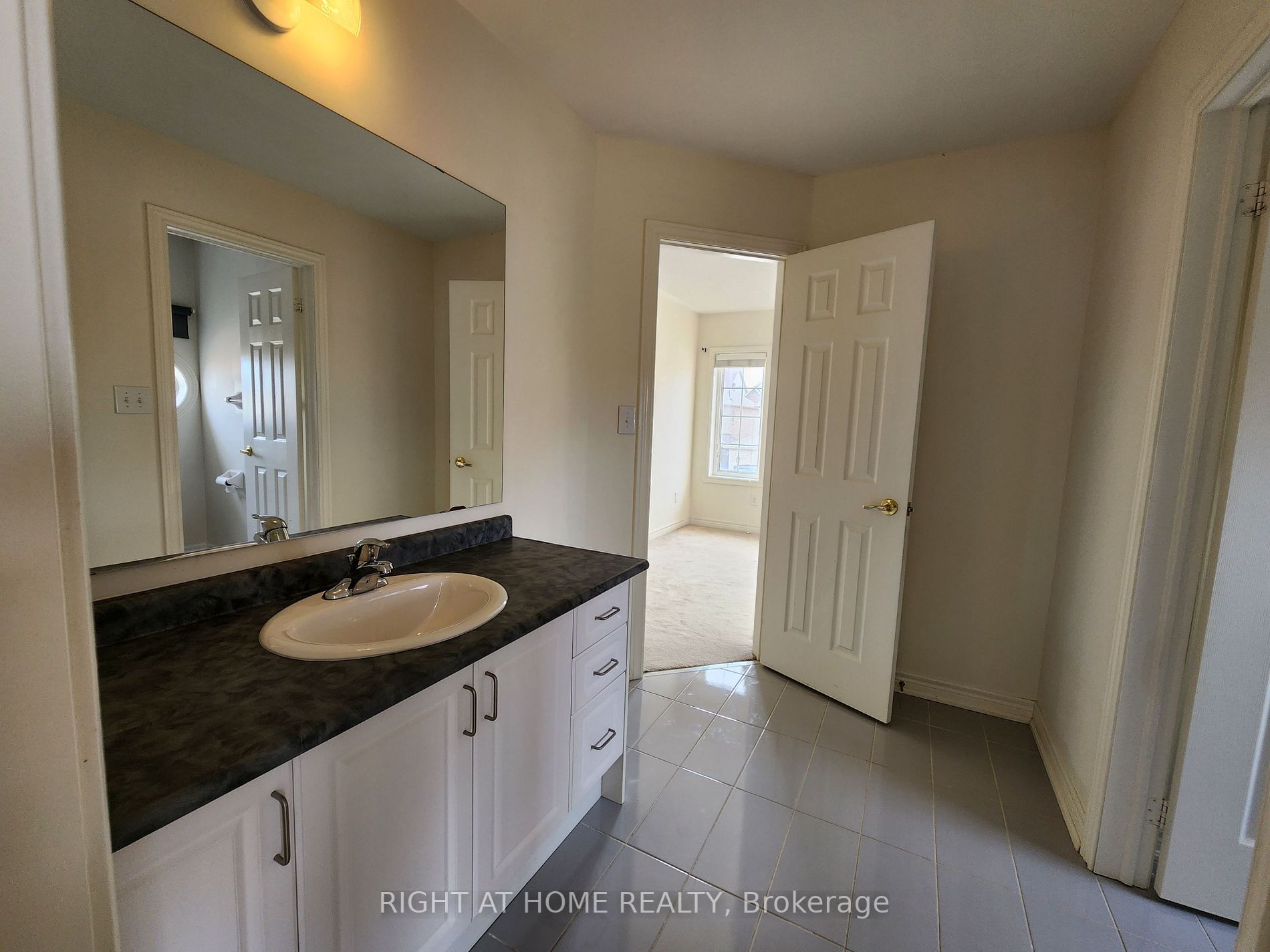 3185 Larry Cres