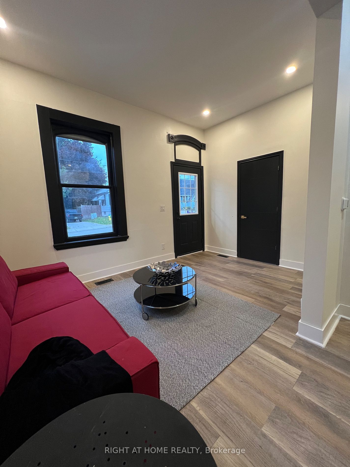 818 James St