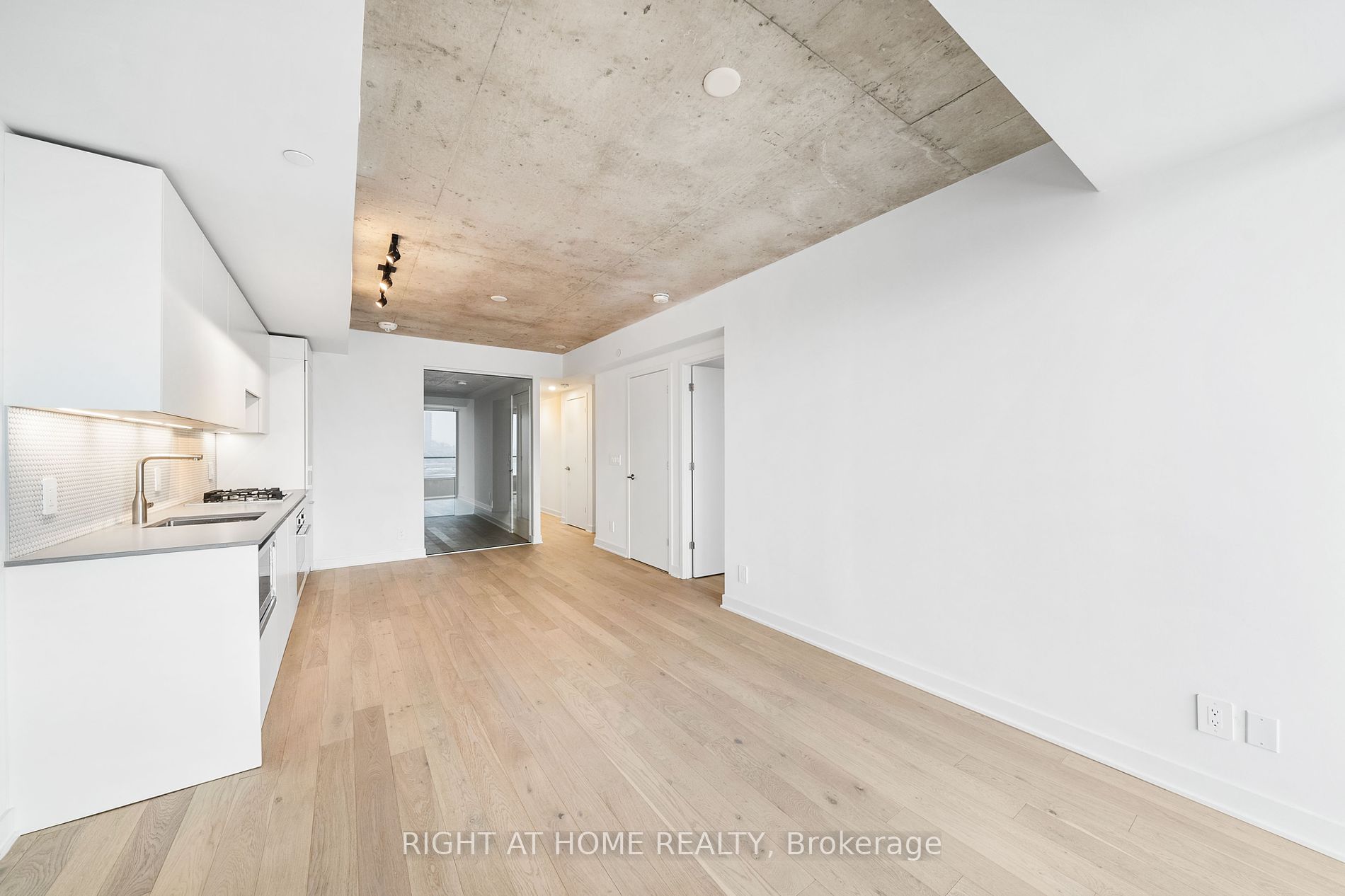 2720 Dundas St 520