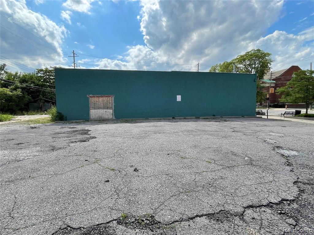 341 W 7 Mile Road
