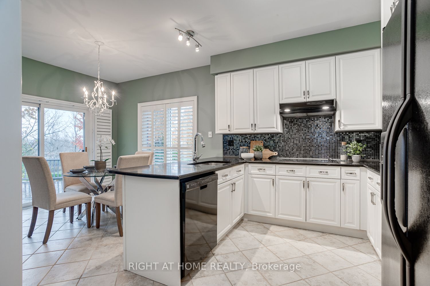 311 Waterbury Cres