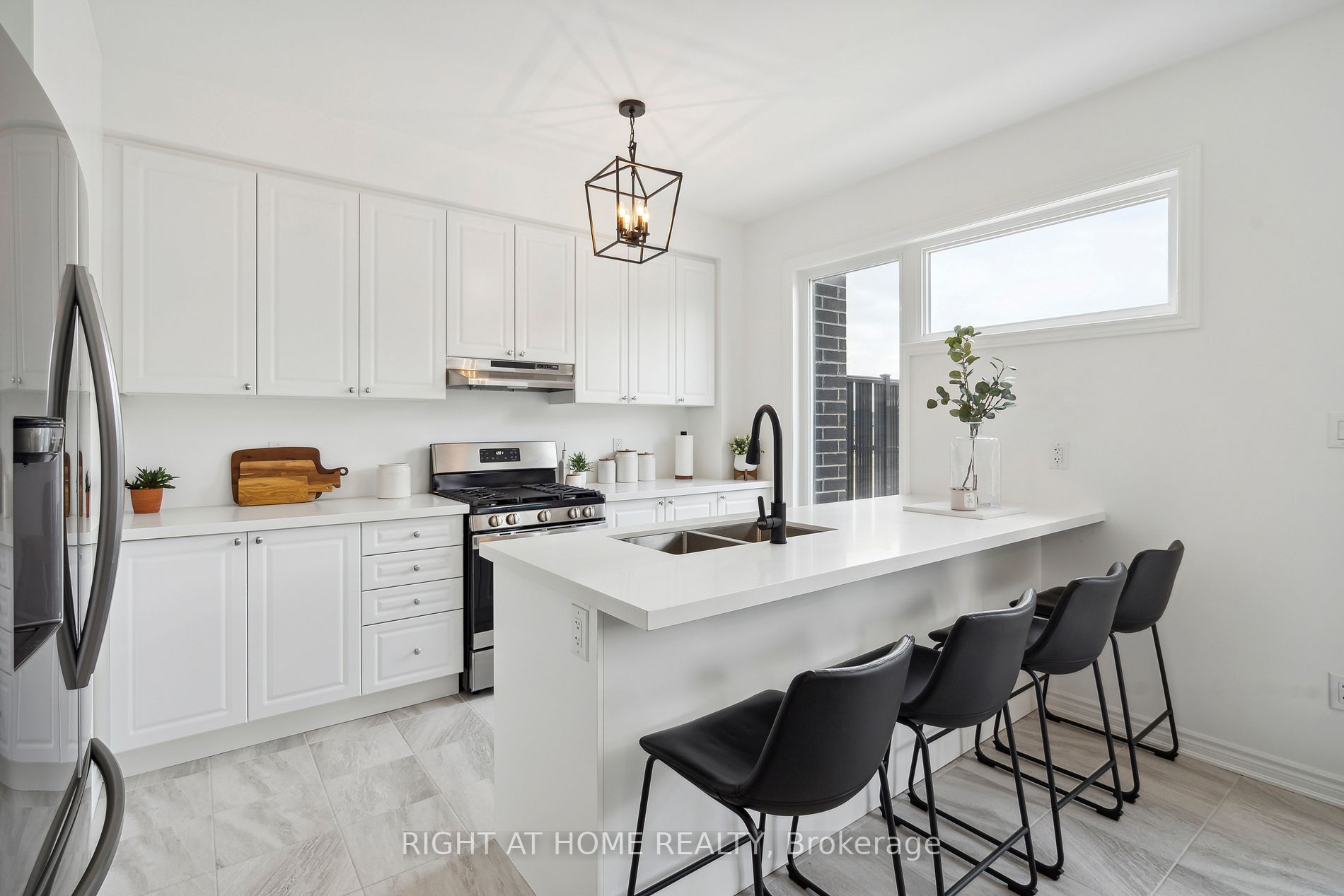 2495 Littlefield Cres