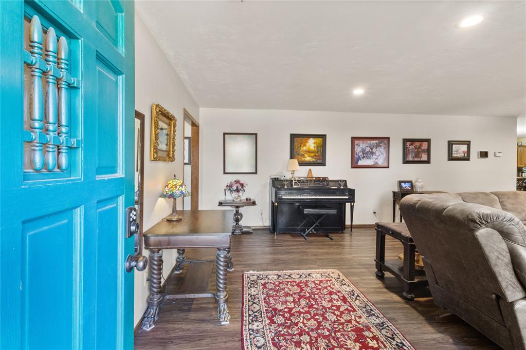 1421 E Quail