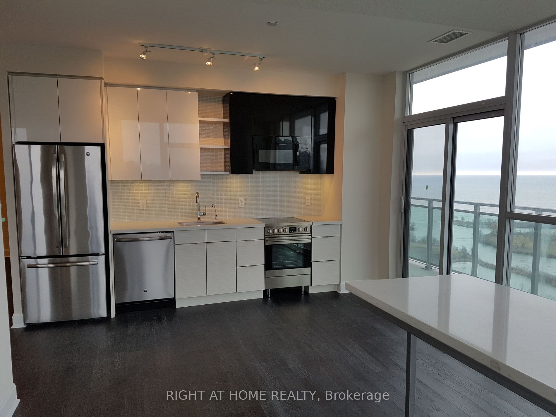 33 Shore Breeze Dr 2503