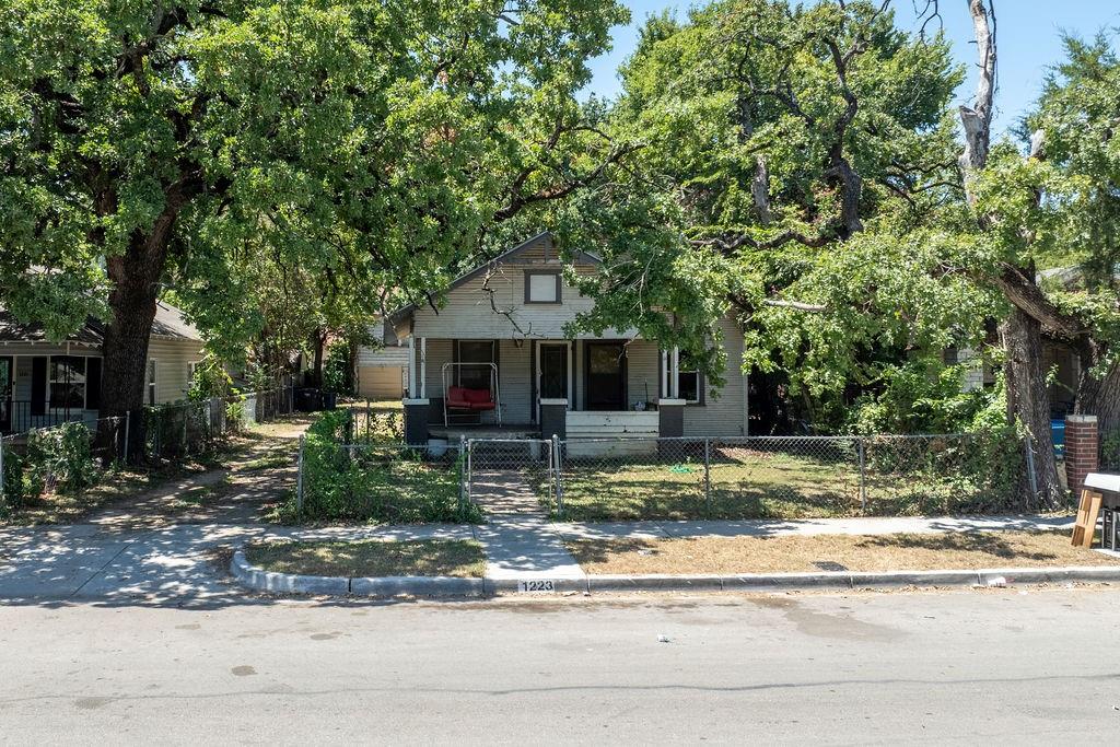 Don't miss your opportunity to purchase in a Prime Location located in Northside, Fort Worth. This home is ready for someone to bring it back to life. Featuring a 2 bedroom 1 bath home with an additional detached garage with an apartment located at the top.
