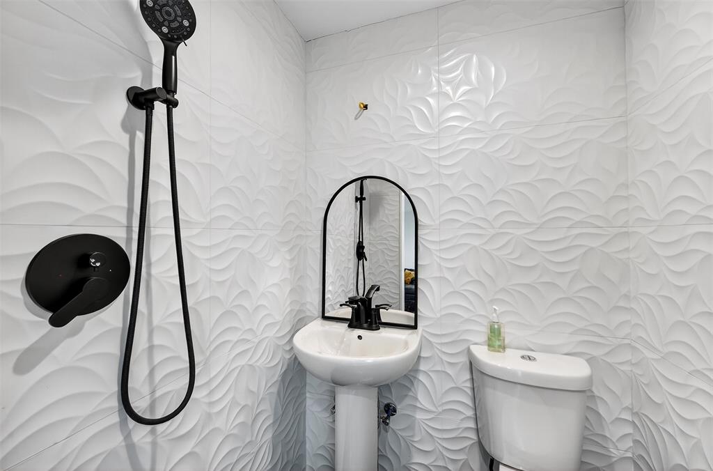 616 E Bells Boulevard