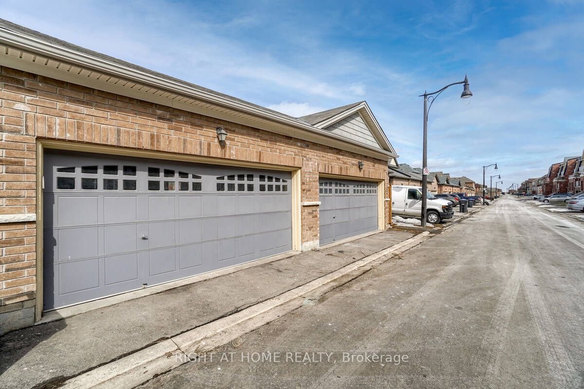 35 Thornapple St