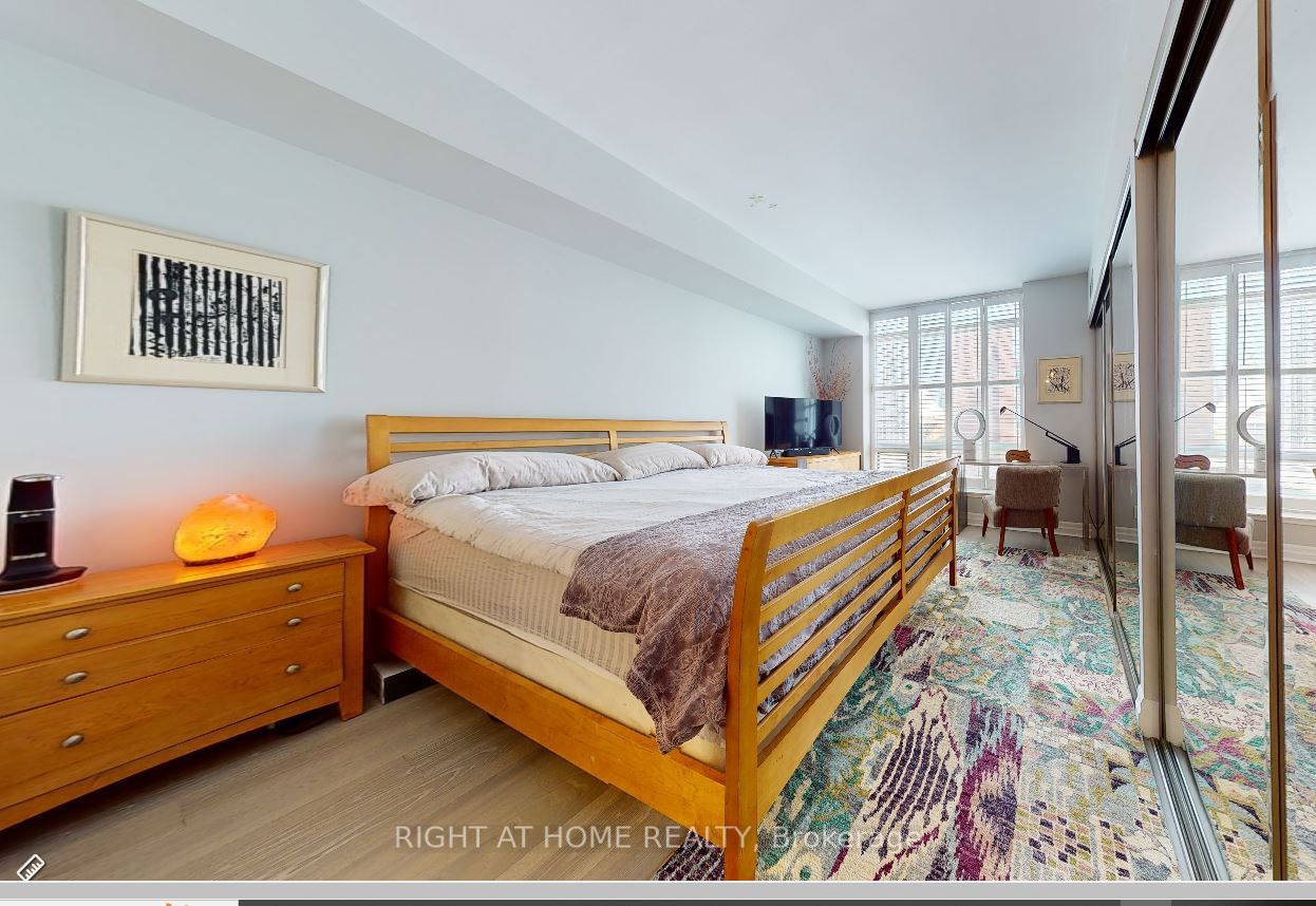 500 W Queens Quay 808W