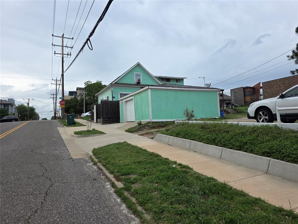 ONE OF THE VERY LAST HARD CORNERS IN DOWTOWN OKC! SPECTACULAR VIEWS! SITS UP ON THE HILL!