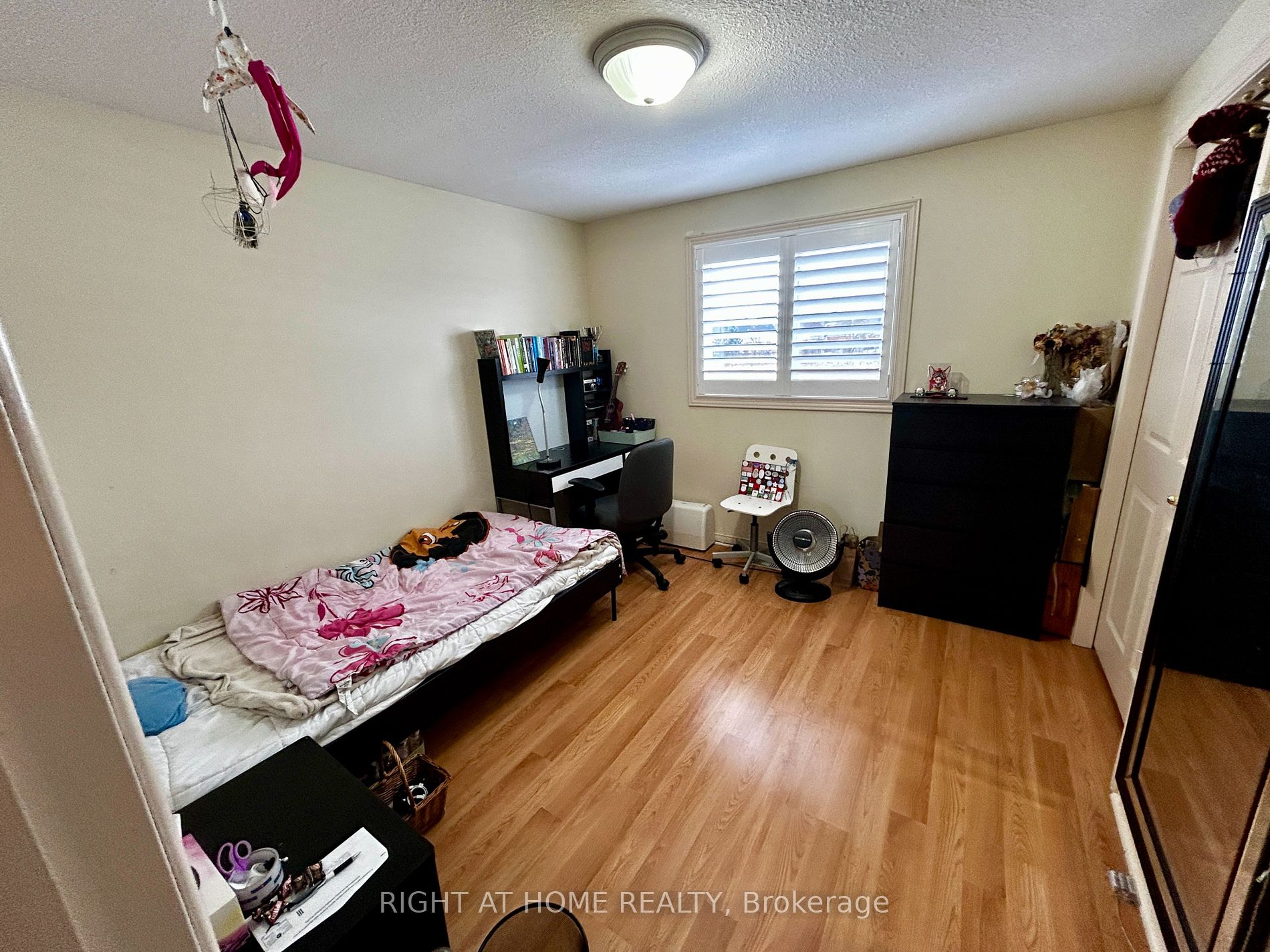 8 Castlebury Dr