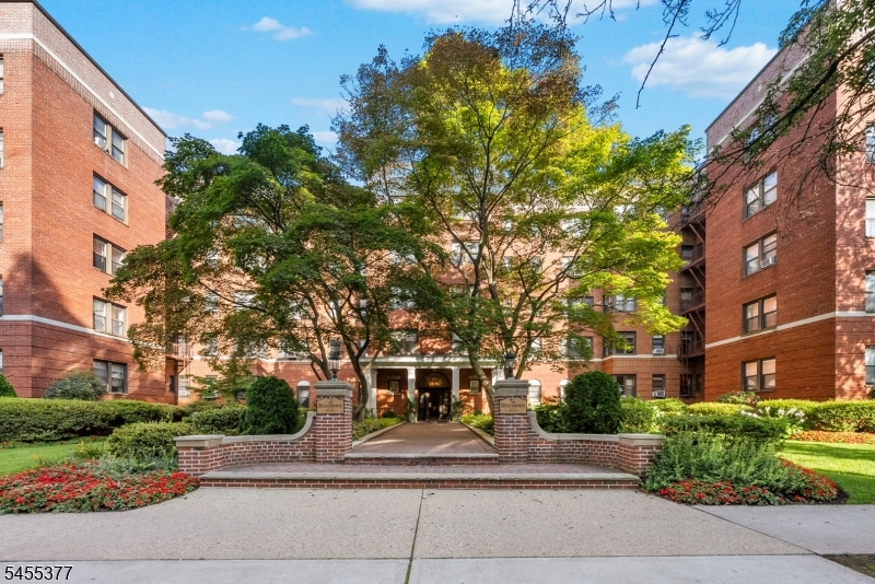 Welcome to easy living in a prime Hackensack location! This spacious ground-floor studio features 9-foot ceilings, hardwood floors throughout, stainless steel appliances, and a flexible bonus space perfect for a home office or walk-in closet. Enjoy convenient single-floor living just a short walk from Hackensack Meridian Health Medical Center, bus transportation, shops, restaurants, and everyday conveniences, with easy access to major roadways and New York Penn Station approximately 30 minutes away by car. HOA includes heat, hot water, water, sewer, trash collection, snow removal, common-area maintenance, and exterior/building maintenance. A spacious, low-maintenance home in an incredibly convenient location!