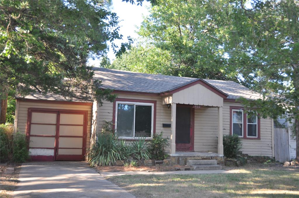 Charming Investment Opportunity – 923 Kansas St, Norman, OK
Welcome to 923 Kansas, a cozy 2-bedroom home with great character and endless potential. Tucked in just behind Norman High, this property offers both charm and practicality — making it an excellent choice for investors, first-time buyers, or anyone looking for a home with room to grow.
The home features a one-car garage, perfect for parking or extra storage, and a nicely landscaped yard that adds curb appeal right from the start.
Out back, you’ll discover a spacious backyard with alley access — a rare find that opens up possibilities for expansion, additional parking, or simply enjoying a private outdoor retreat. Whether you envision a garden, workshop, or just a peaceful spot to relax, the outdoor space is ready to accommodate your plans.
Located close to shopping, dining, schools, and the University of Oklahoma, this home blends convenience with potential. With just a little vision and care, 923 Kansas can easily become a standout property in your portfolio or a welcoming place to call home.