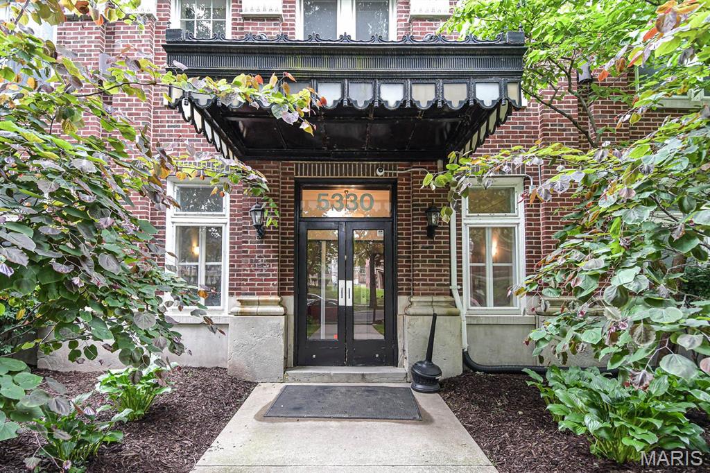 5330 Pershing Avenue 106