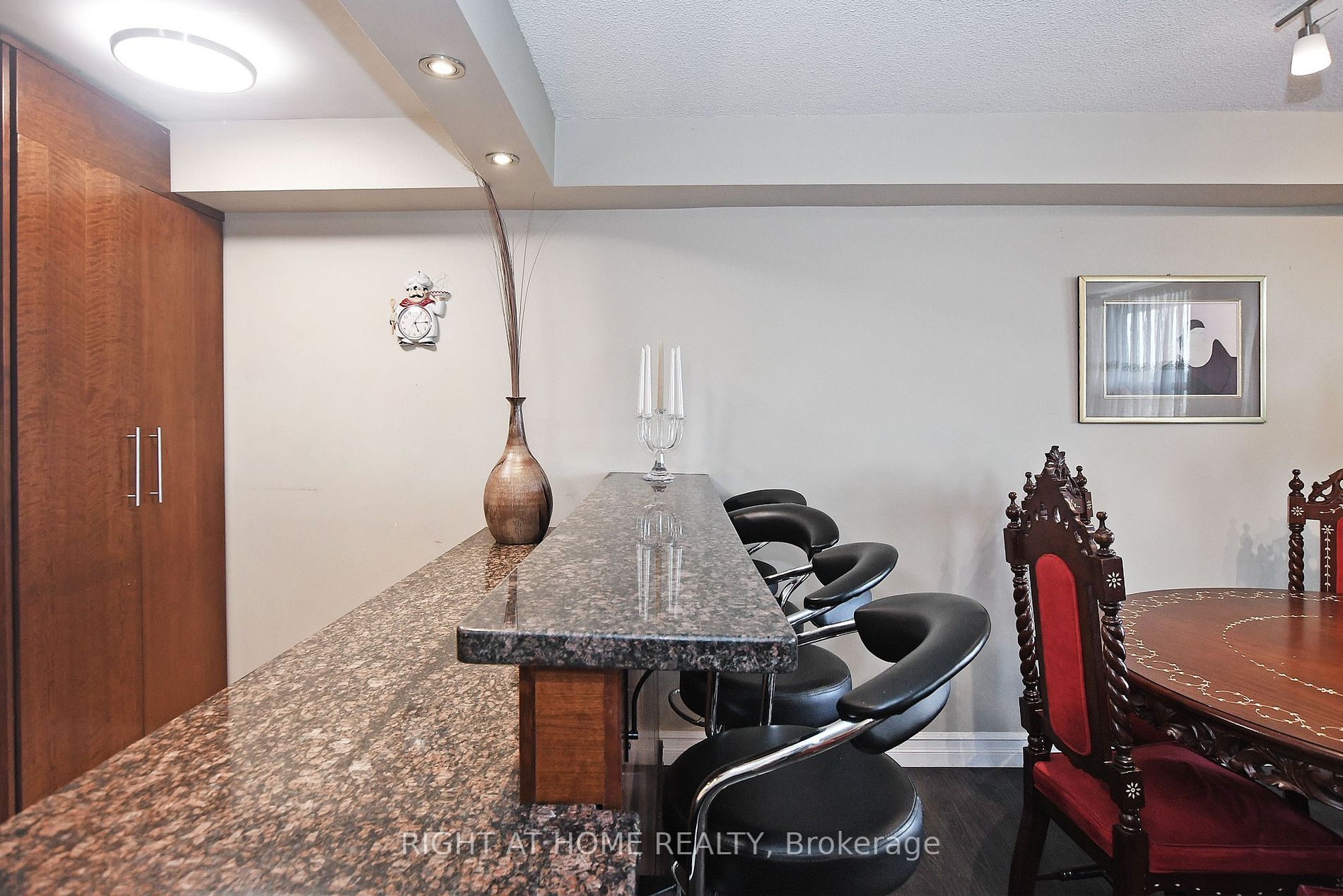 60 Inverlochy Blvd 806