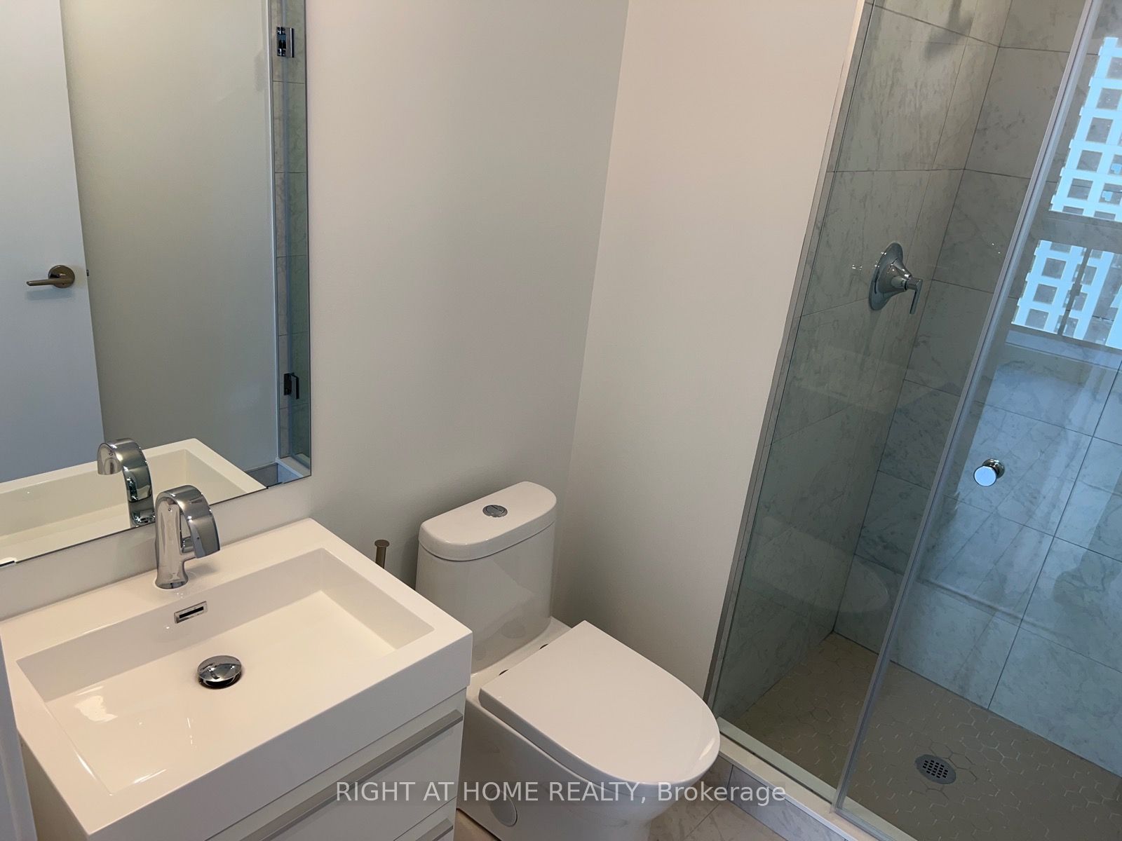 39 Roehampton Ave 1610