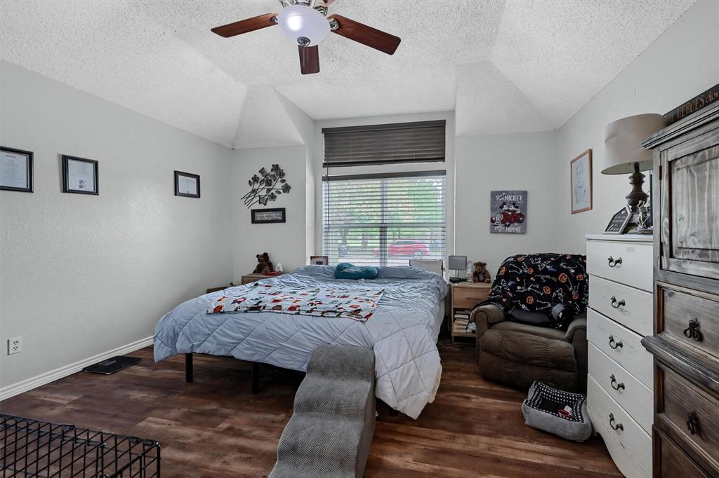 1933 Lakeview Circle