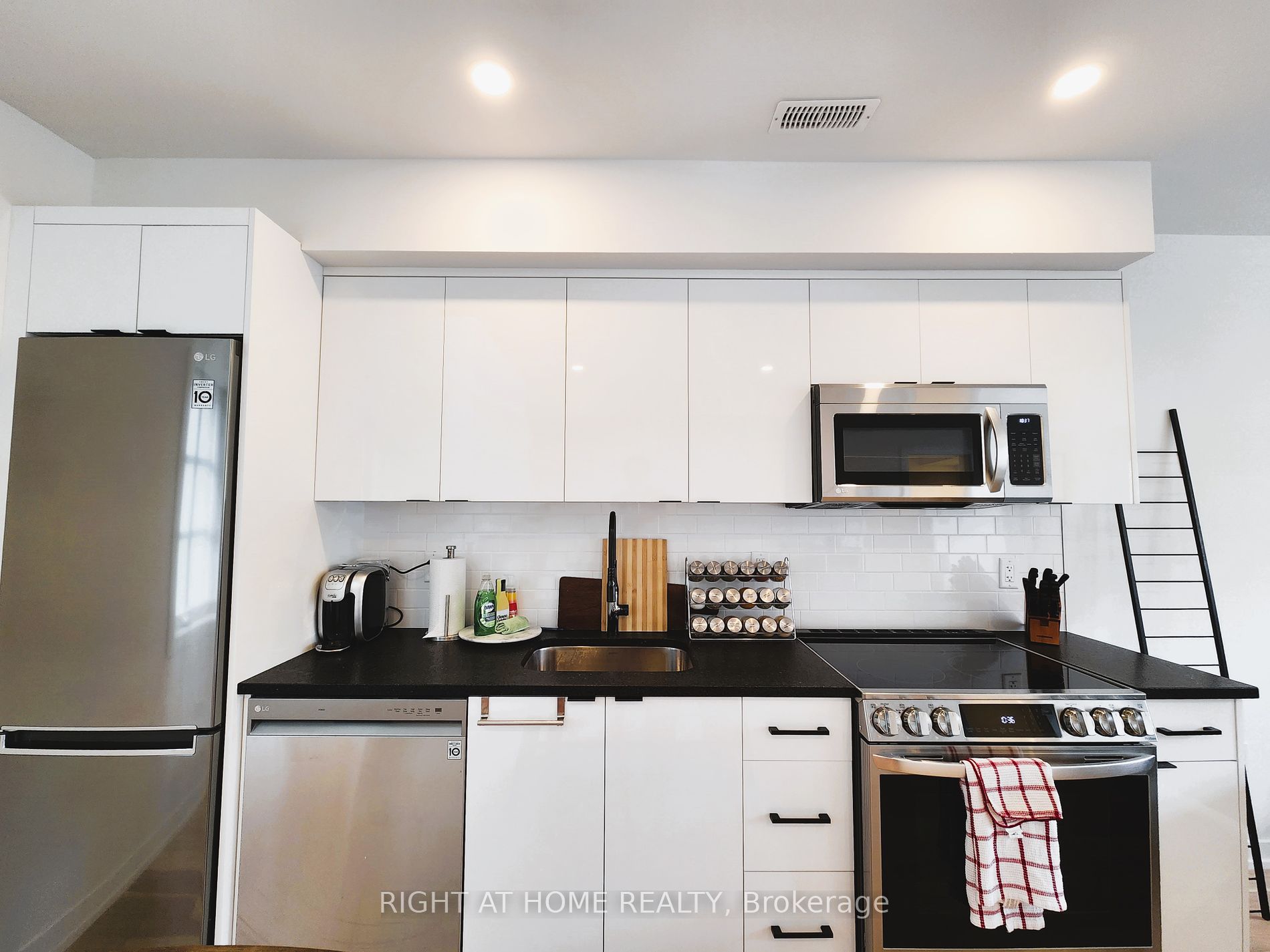 95 Hallam St Laneway