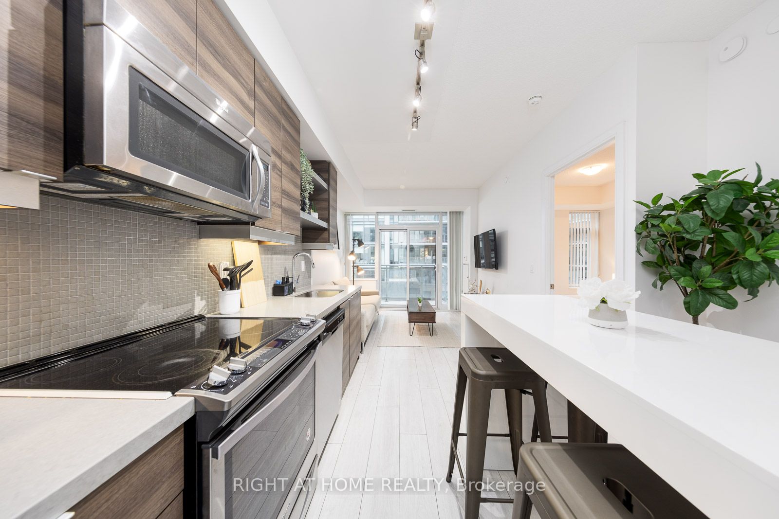 525 W Adelaide St 932