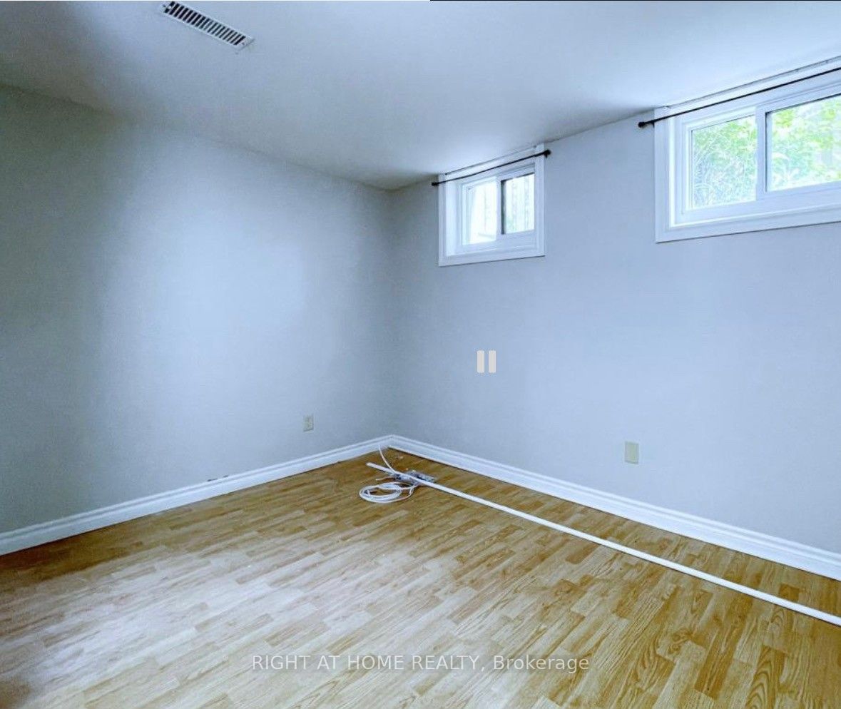 61 Ottaway Ave