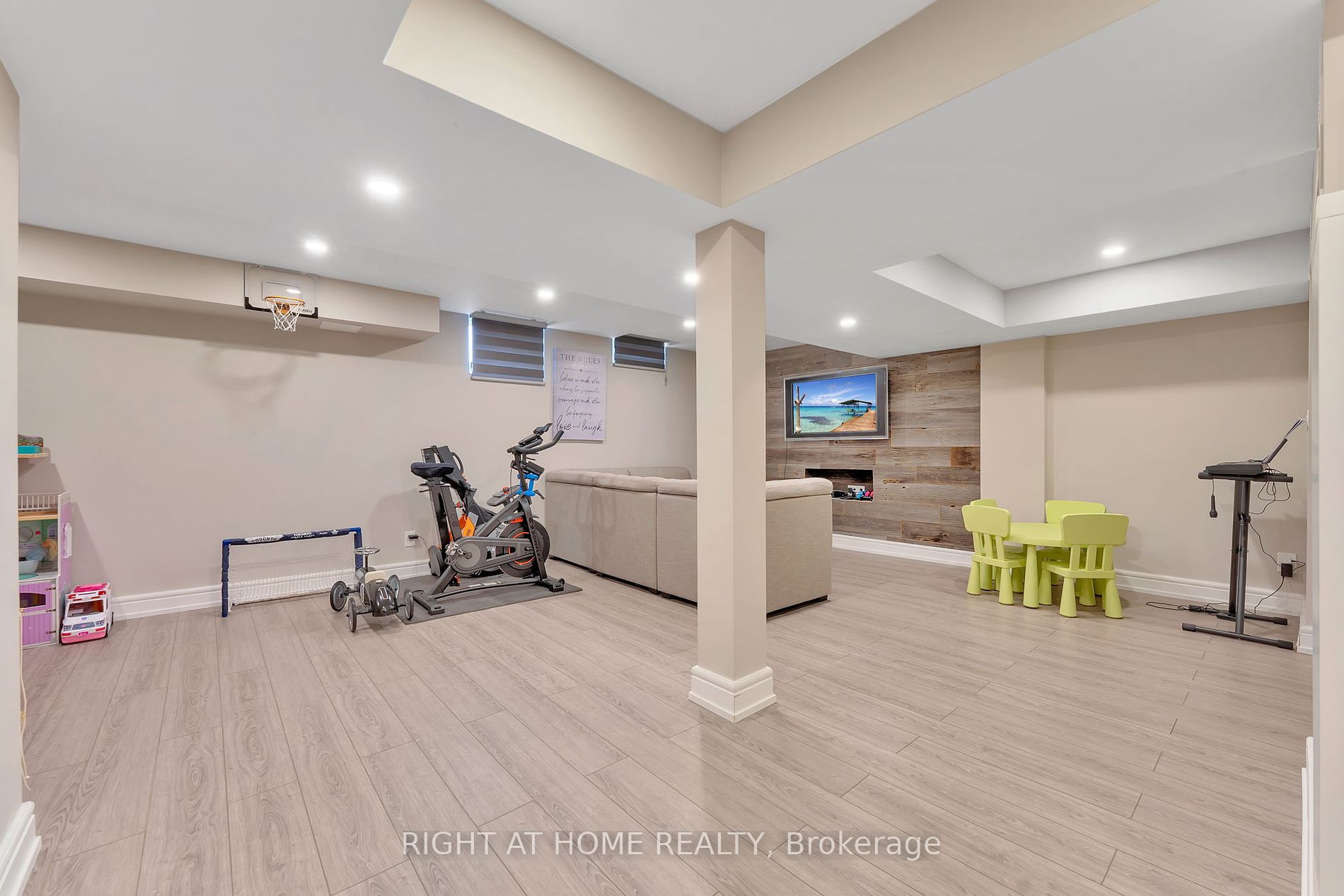 20 Mansard Dr
