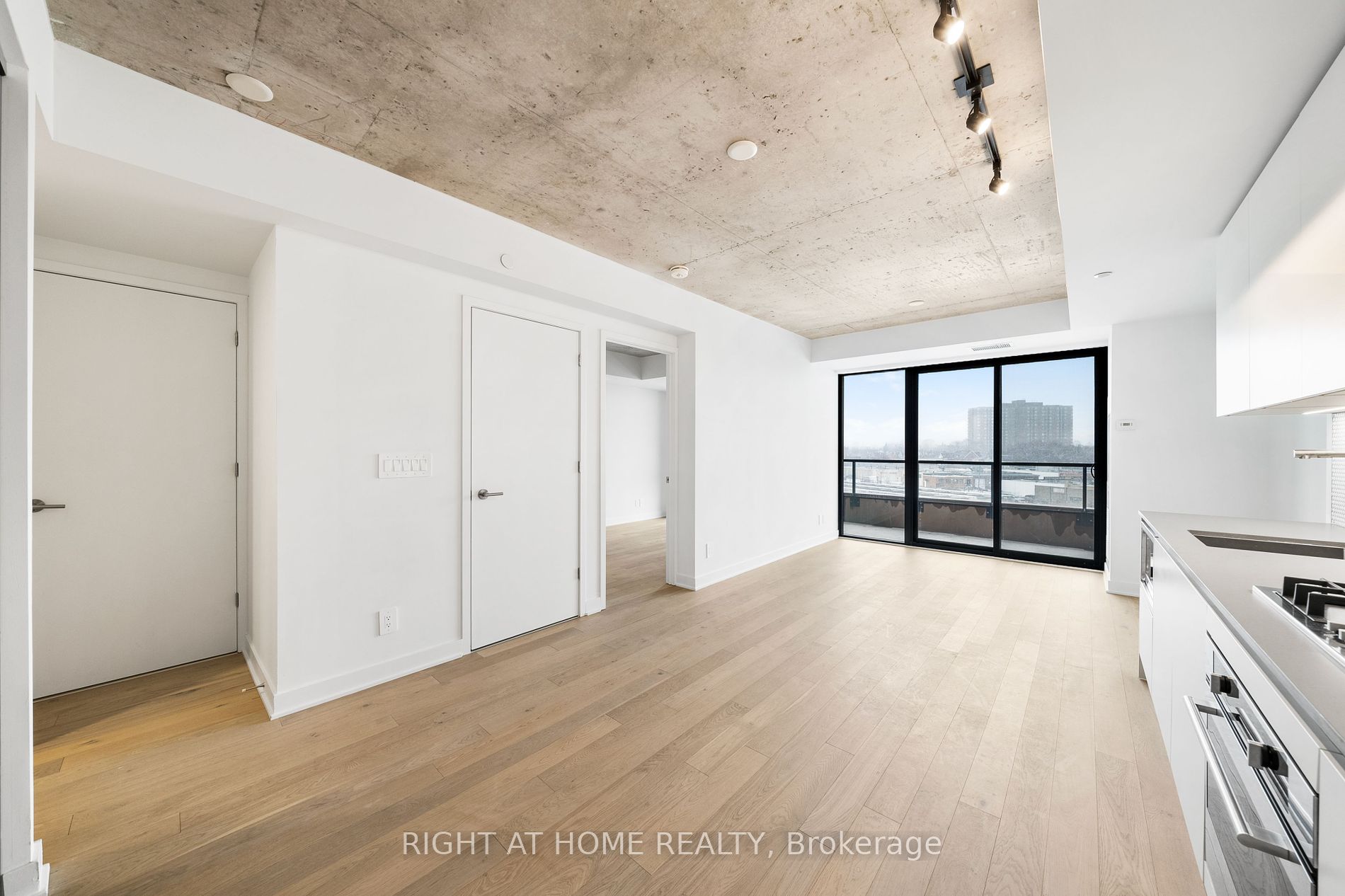 2720 Dundas St 520