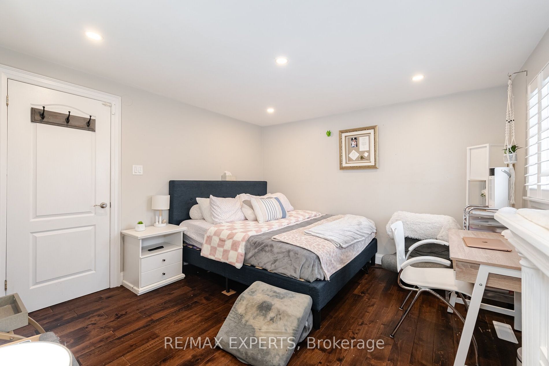 92 Ambleside Dr