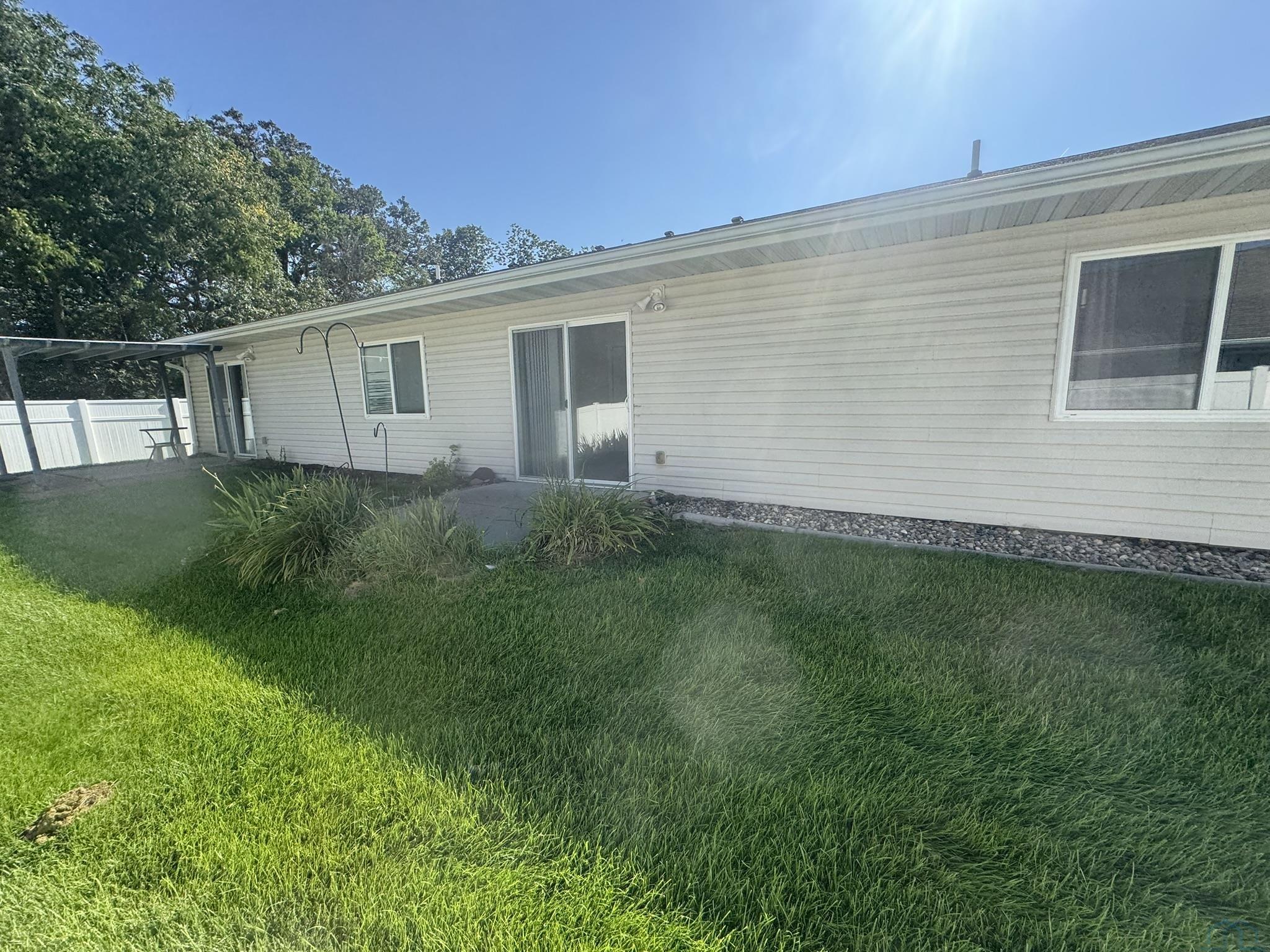 1100 Meadow View 2