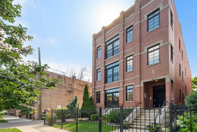 ENORMOUS 3400 sq ft sun drenched Southport Corridor 4 brm duplex just steps from revered Blaine School. Generous room sizes thru-out; chef's eat-in granite/cherry/stainless kitchen; hwd floors; radiant heat on lower level; spa-like master suite w/ steam shower, sep whirlpool & dbl vanity; media room w/ wet bar; ample closets. 2 decks to enjoy including a recently renovated custom garage roofdeck with great Western exposure. 2 car garage included in price!