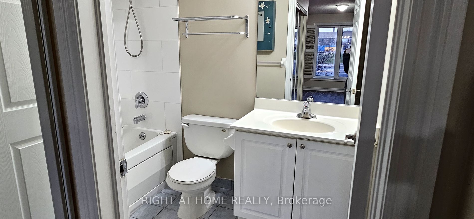 61 Town Centre Crt Th67