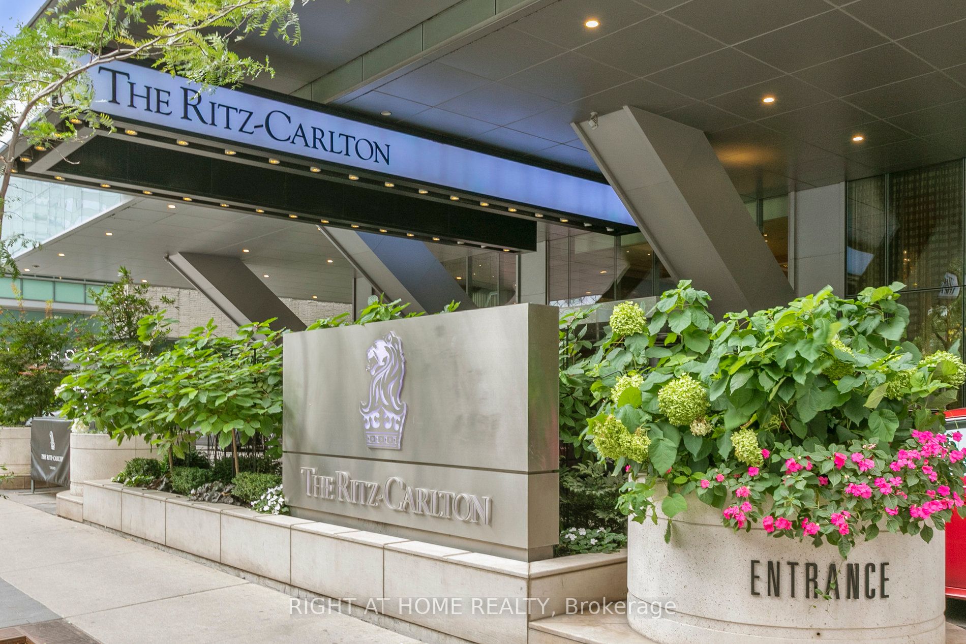 183 W Wellington St 3902