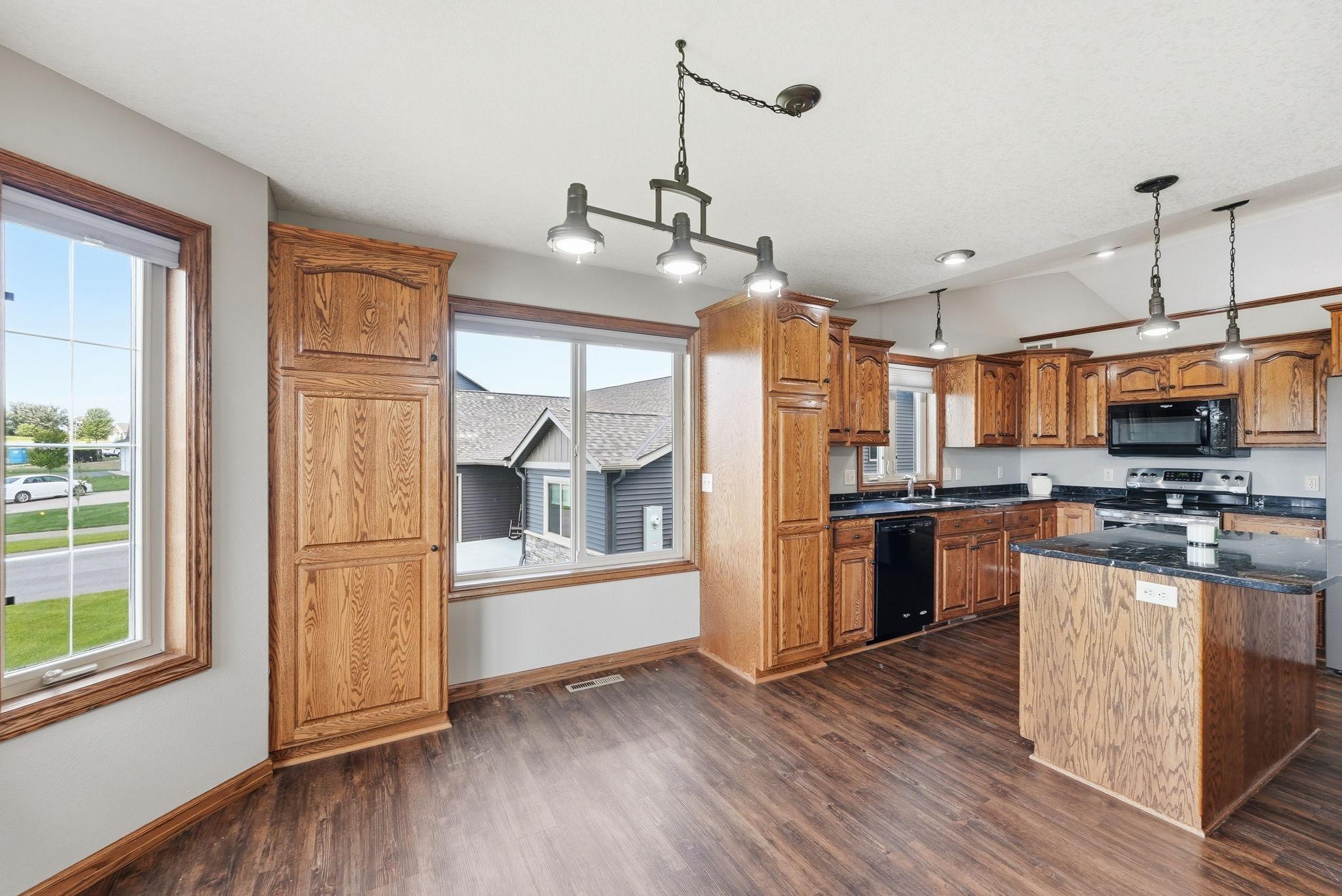 1306 Iris Lane NE