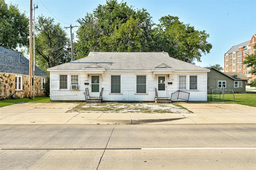 Unique/PRIME investment opportunity!  

1170 sq ft. / Lot size 6098 sq. Ft.  /Two bedroom duplex needs work or rebuild. Closest house to the stadium. One block from Jenkins and Lindsey intersection.  Behind Headington Hall diagonally across from the stadium!  Airbnb approved.
