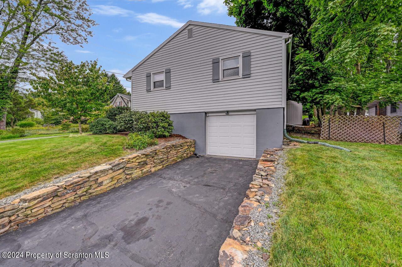 400 Montrose Avenue L113