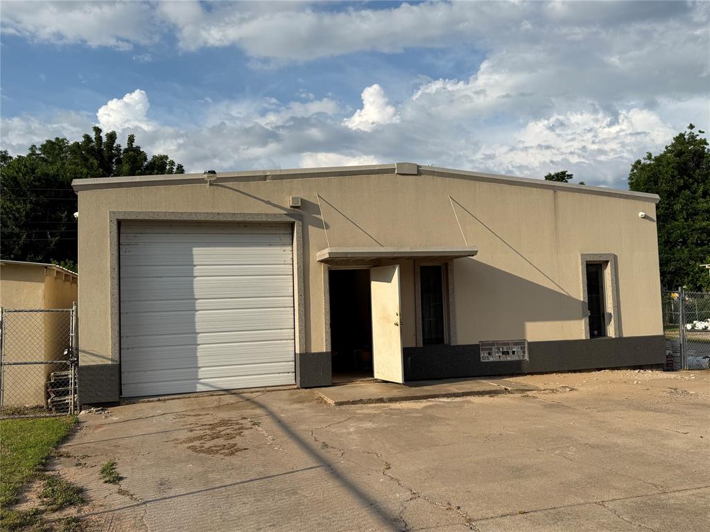 Industrial Opportunity with Warehouse & Storage – 1 Acre (Fenced)
Prime one-acre fenced industrial property featuring a 3,500 sq ft warehouse plus two large storage buildings. Ideal for contractors, fabricators, or any business needing secured yard space with on-site storage.
Property Highlights:
• 1-acre fully fenced yard
• 3,500 sq ft main warehouse
• Two additional large storage buildings
• Excellent accessibility for trucks and equipment
• Suitable for industrial, manufacturing, or storage use
• Adjacent to Wheeler Park District
Great opportunity for owner-users or investors seeking a functional, ready-to-go industrial setup.