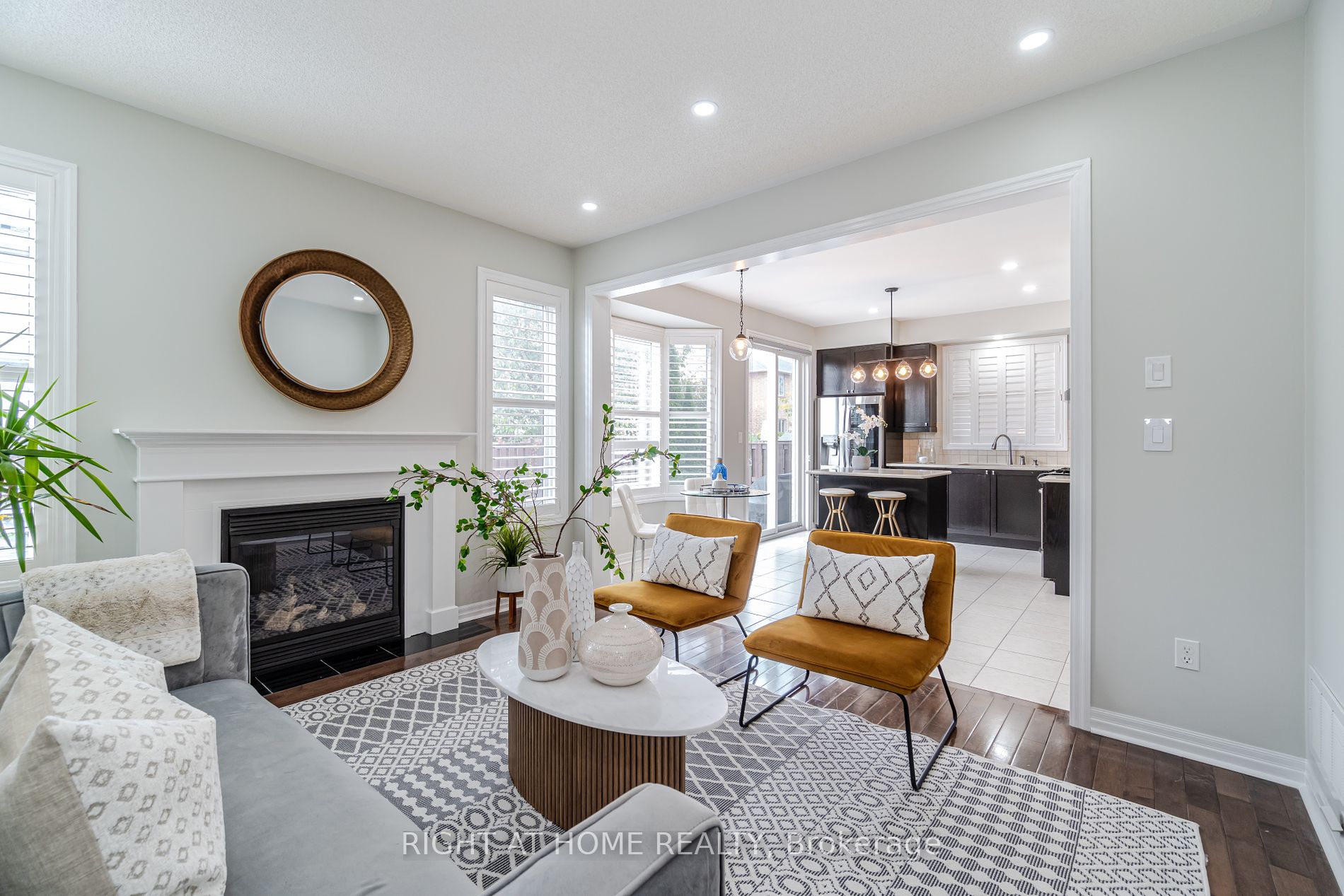 19 W Dehaviland Cres