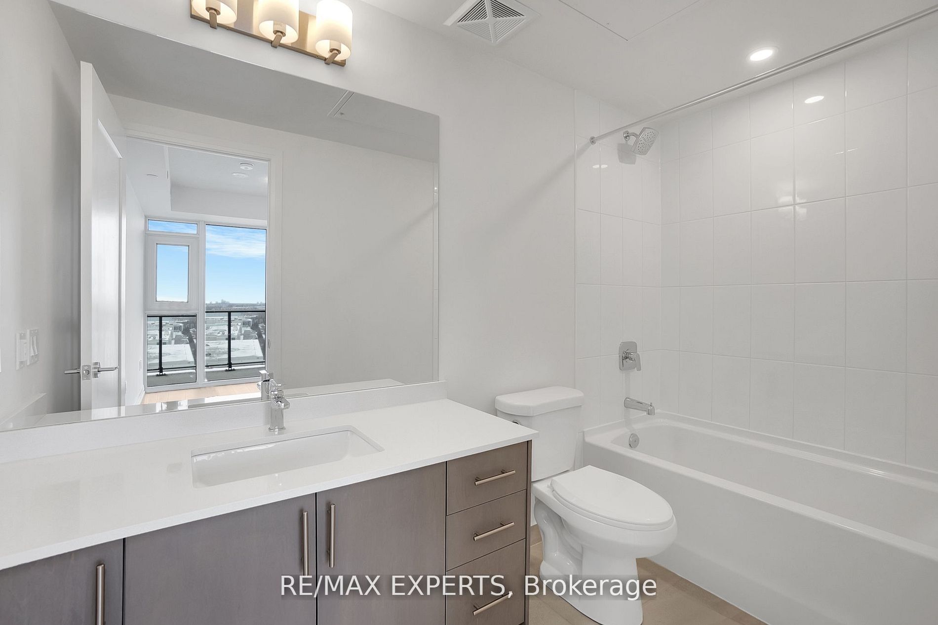 8960 Jane St 806