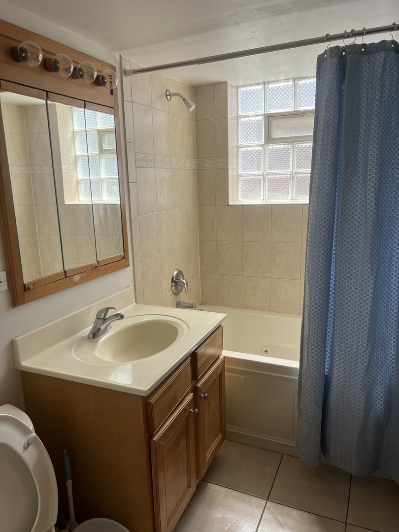 5586 S Archer Avenue 2c