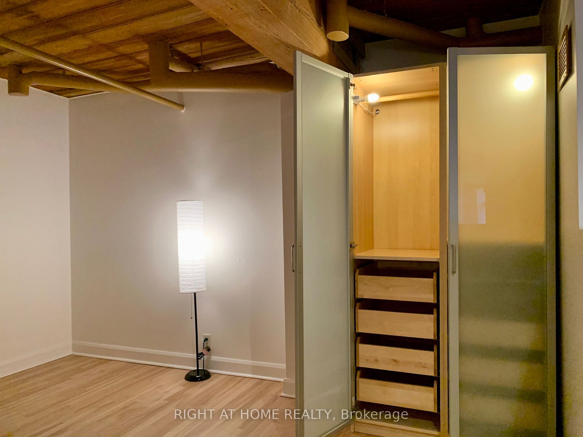 993 W Queen St 413