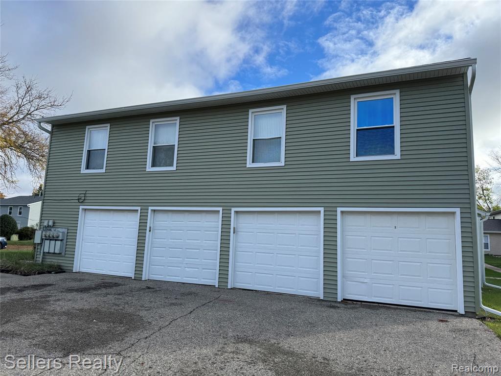 Ranch condo with full basement in Davison.  New bathroom.  Go and Show Listing