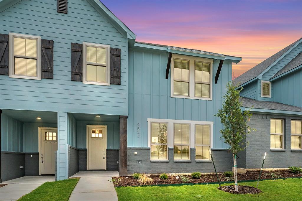 Exquisite townhome in a new community! Located within minutes to the heart of Fort Worth's cultural district, lake docks,
downtown Fort Worth, museums, & restaurants! Open floor plan with incredible kitchen. Stainless steel appliances,
large island with breakfast bar, quartz counter tops, walk in pantry, built in dishwasher, & microwave. Large primary bedroom
with big master bath and walk in closet. Crown molding, recessed lighting, & ceiling fans.  2 year option is listed.  1 year info available upon request.